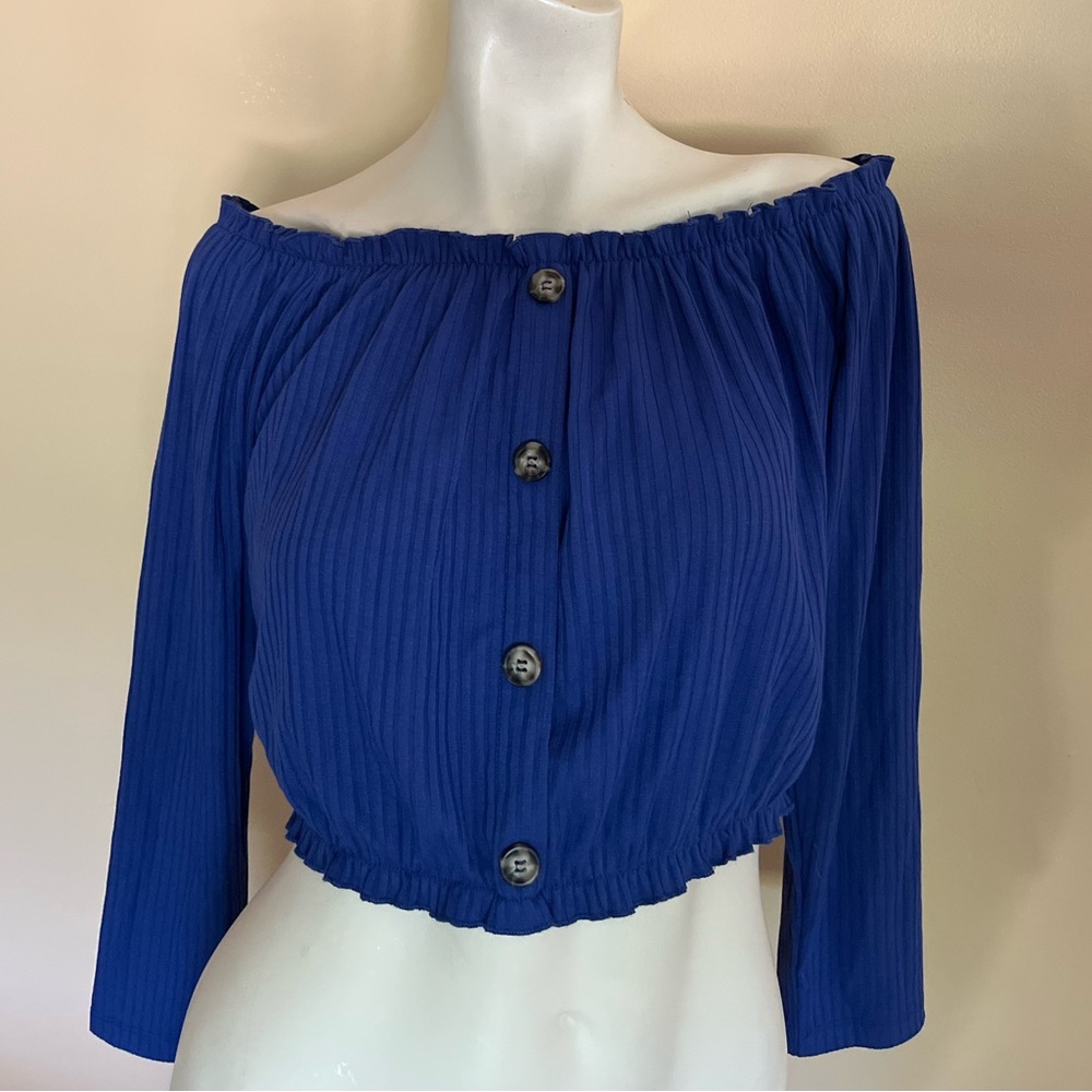 VENUS Off-Shoulder Button Crop Top